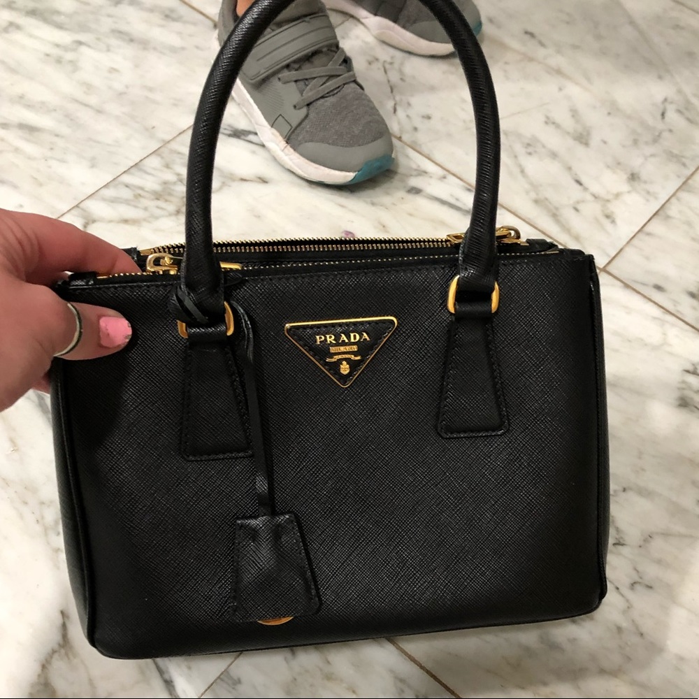 Prada bag comes w dust bag